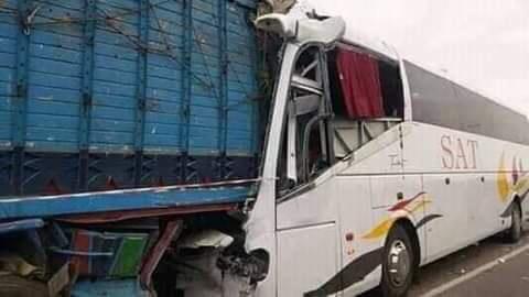 حادثة اصطدام بسبب الضباب بين حافلة قادمة من تافراوت وشاحنة قرب برشيد تخلف قتيلا و35 مصابا